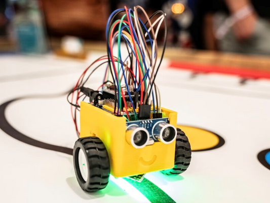 Düvelbot DIY Roboterbausatz beim Linienfolgen: Arduino Lernroboter mit 3D-gedrucktem Gehäuse im Einsatz